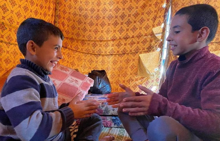 Những anh em người Palestine của gia đình Shehada đang trú ẩn cùng dì của họ trong lều của cô ấy ở Deir al-Balah, trung tâm Gaza, vào ngày 25 tháng 2 năm 2024. ẢNH: REUTERS