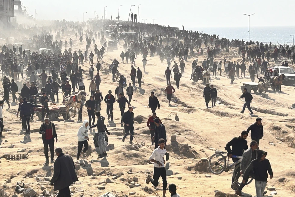 Người dân Palestine chờ hàng viện trợ nhân đạo trên một bãi biển ở Thành phố Gaza, Dải Gaza, vào ngày 25/2/2024 - Ảnh: AP/Mahmoud Essa