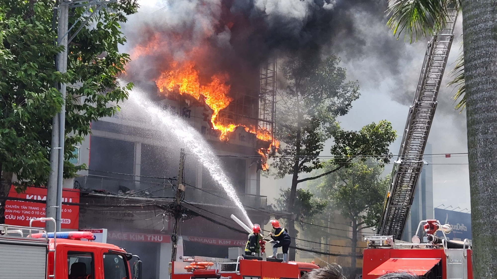 Cảnh sát đang nổ lực dập lửa