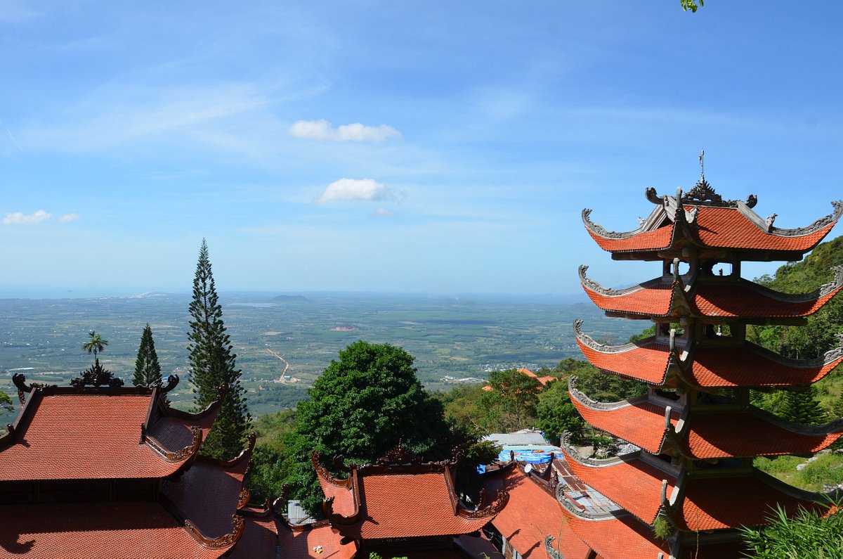 khoảng 45km về phía Đông Nam - Cách thành phố Hồ Chí Minh 170km Vẻ đẹp của núi Tà Cú Núi Tà Cú sở hữu cảnh quan vô cùng ngoạn mục với rừng xanh và hoa nở khắp mọi góc rừng; là những người hoàn hảo, yêu thiên nhiên và sùng đạo Phật giáo.