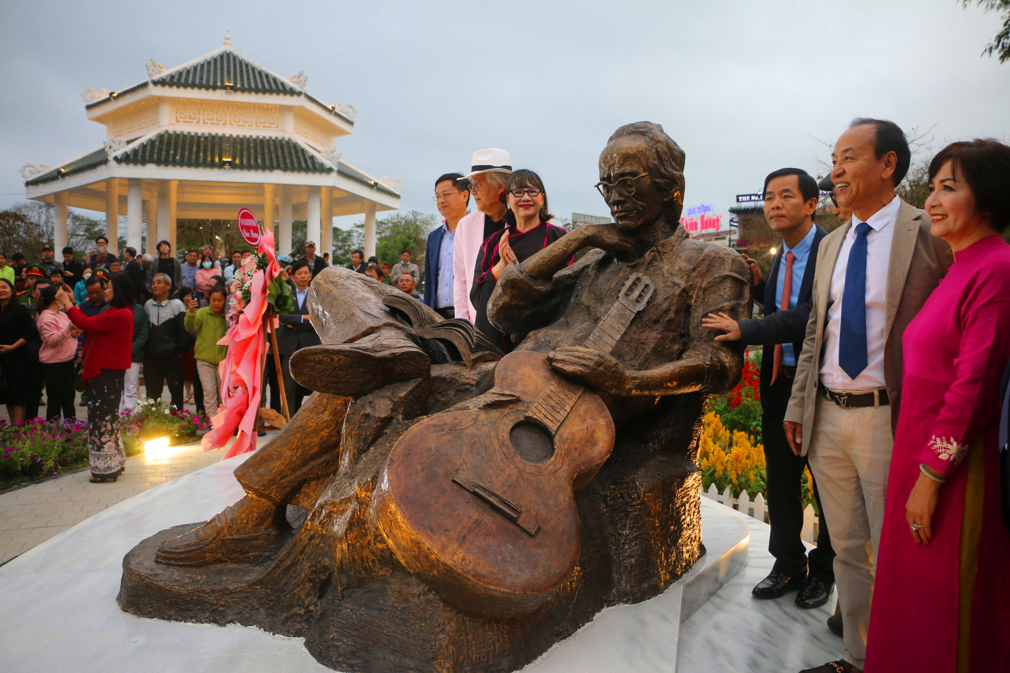 Lãnh đạo tỉnh Thừa Thiên Huế cùng  các thành viên gia đình  Cố nhạc sĩ Trịnh Công sơn chụp hình lưu niệm