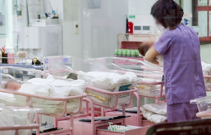 Một công nhân chăm sóc trẻ sơ sinh tại một trung tâm chăm sóc sau sinh ở Seoul, hôm thứ Tư. (Quân đoàn báo chí chung)