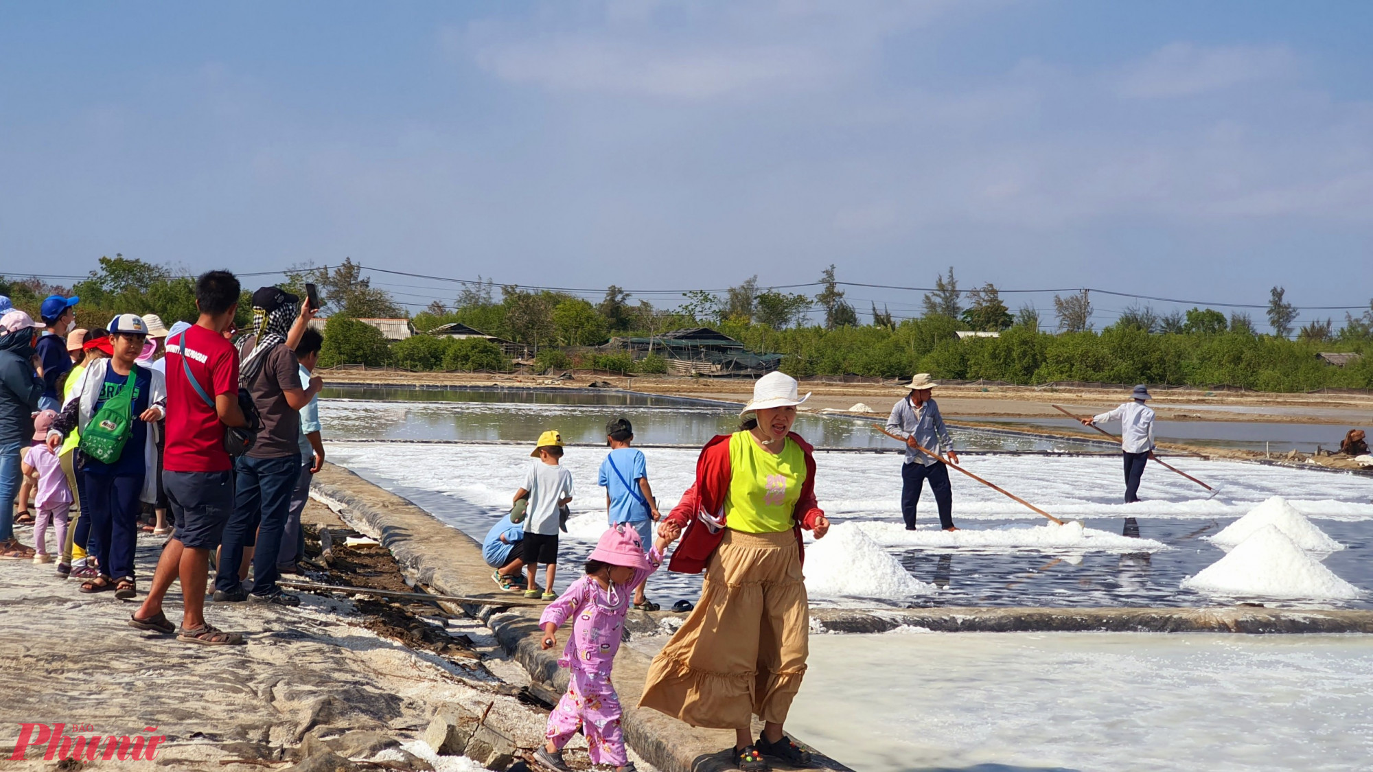 Khách du lịch đến tham quan cánh đồng muối dọc trên tuyến đường Duyên Hải