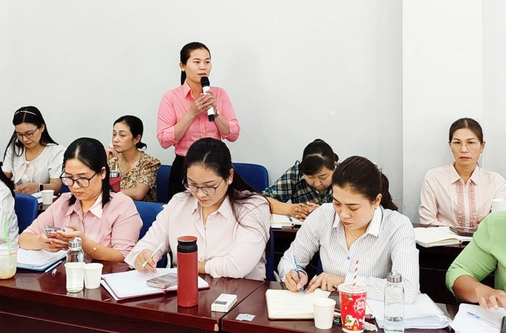 Các đại biểu ý kiến xây dựng phong trào thi đua “Xây dựng người phụ nữ TPHCM đoàn kết, nhân văn, năng động, sáng tạo, khát vọng vươn lên, gia đình hạnh phúc” tại tọa đàm diễn ra ngày 28/2