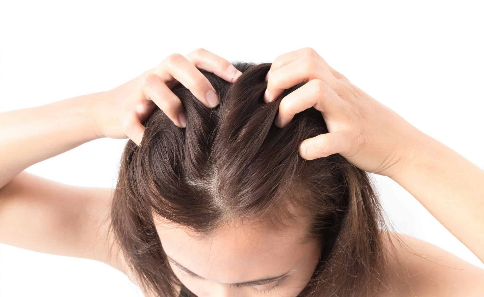 Massage tóc đúng cách: Massage da đầu là một cách hiệu quả để kích thích tóc mọc nhanh hơn. Bạn có thể sử dụng lược massage chuyên dụng hoặc đầu ngón tay, thực hiện các động tác massage tròn nhẹ nhàng trên da đầu trong khoảng 5-10 phút mỗi ngày. Điều này giúp tăng cường lưu thông máu đến da đầu, cung cấp dưỡng chất và kích thích sự phát triển của tóc