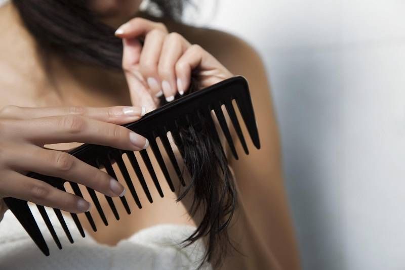 Chải tóc với lược thưa Chải tóc đều đặn là cách tốt để kích thích tóc mọc và tăng cường lưu thông máu đến da đầu. Bạn hãy sử dụng lược thưa để chải từ gốc đến ngọn tóc. Điều này giúp phân tán dầu tự nhiên trên da đầu, giúp tóc trở nên mềm mượt. Ngoài ra, đừng quên hạn chế chải tóc khi tóc còn ướt, vì đây là lúc tóc yếu, dễ bị gãy và đứt.