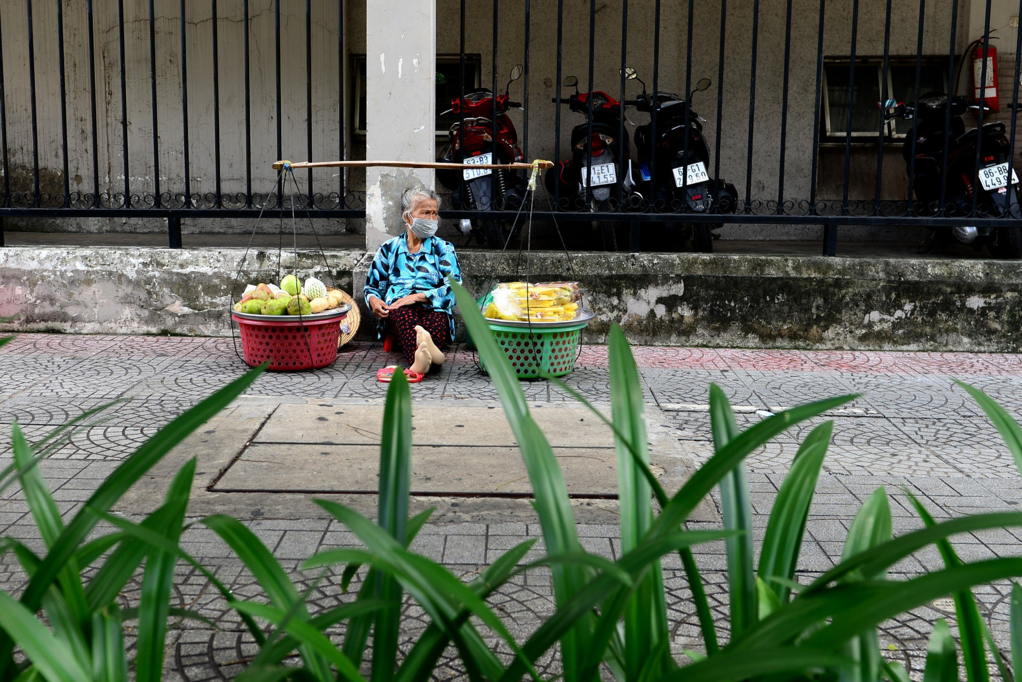 Sài Gòn của mình lúc nào cũng thương thương với những gánh hàng rong - Ảnh: Nguyễn Quang