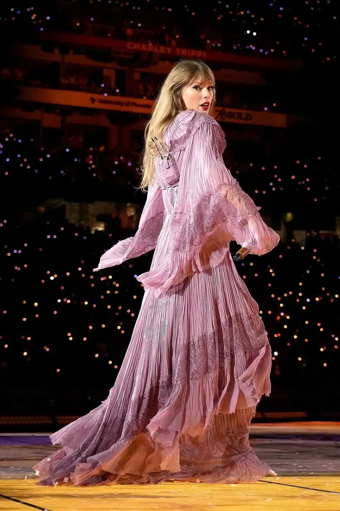 Taylor Swift trong buổi trình diễn album Folklore trở nên ngọt ngào, đằm thắm hơn khi diện váy dài xếp ly màu hồng pastel dịu nhẹ, trang điểm tông đỏ toát lên vẻ đẹp quyến rũ.