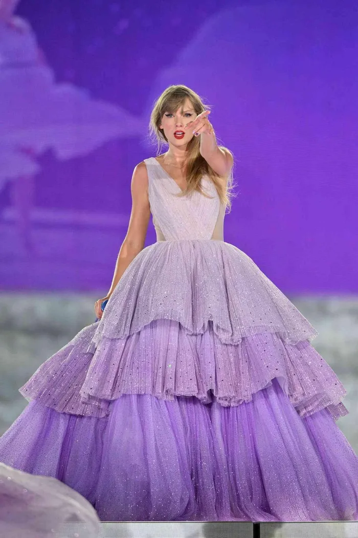 ''Nữ hoàng nhạc đồng quê'' hóa thân thành công chúa trong thiết kế váy bồng bềnh, xếp tầng màu tím omber lãng mạn khi trình diễn album Speak Now