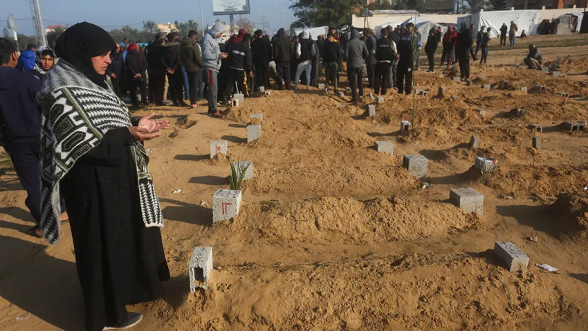 Một phụ nữ Palestine cầu nguyện cho người thân thiệt mạng trong vụ ném bom của Israel nhắm vào Dải Gaza ở Khan Younis vào ngày 26/2/2024 - Ảnh AP / Hatem Ali