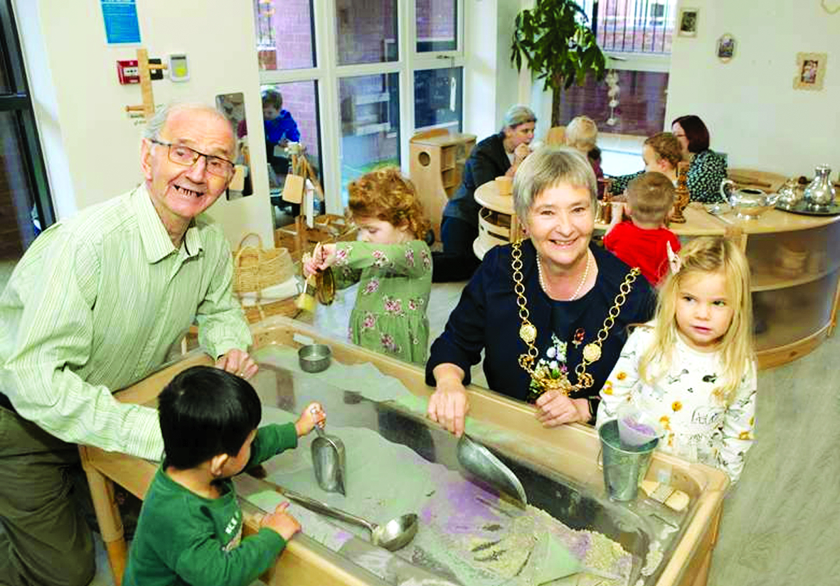 Ngôi làng được thiết kế xoay quanh việc chăm sóc giữa các thế hệ nhằm mang lại lợi ích cho cả người già và trẻ nhỏ - Nguồn ảnh: Belong Chester