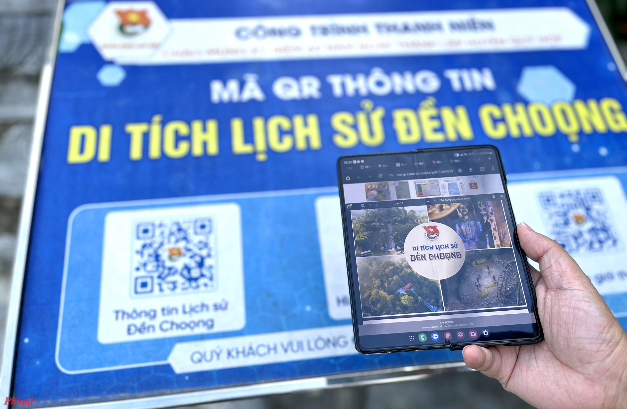 Đến đền Choọng, du khách có thể tìm hiểu lịch sử của đền thông qua mã QR ở ngay dưới chân đền. Khi quét mã QR, các đường link cung cấp về thông tin lịch sử, hình ảnh, clip về ngôi đền ngay lập tức hiện lên để du khách lần đầu tới đây có cái nhìn sâu sắc và kỹ lưỡng hơn.