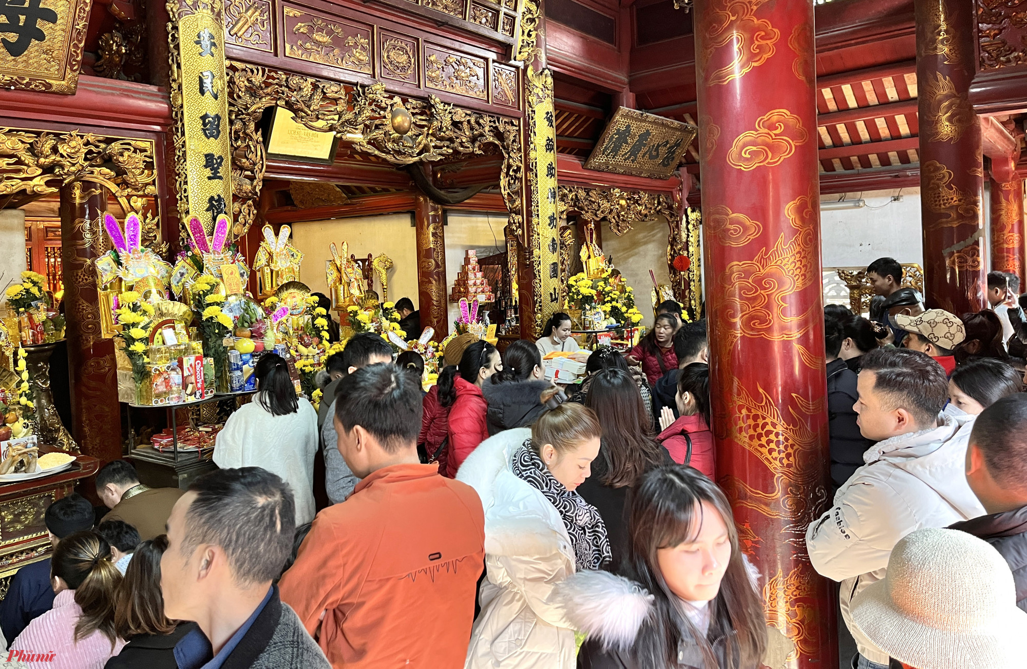 Sau tết Nguyên đán, đền Ông Hoàng Mười thường đón rất đông du khách về cầu an, tài lộc - Ảnh: Phan Ngọc
