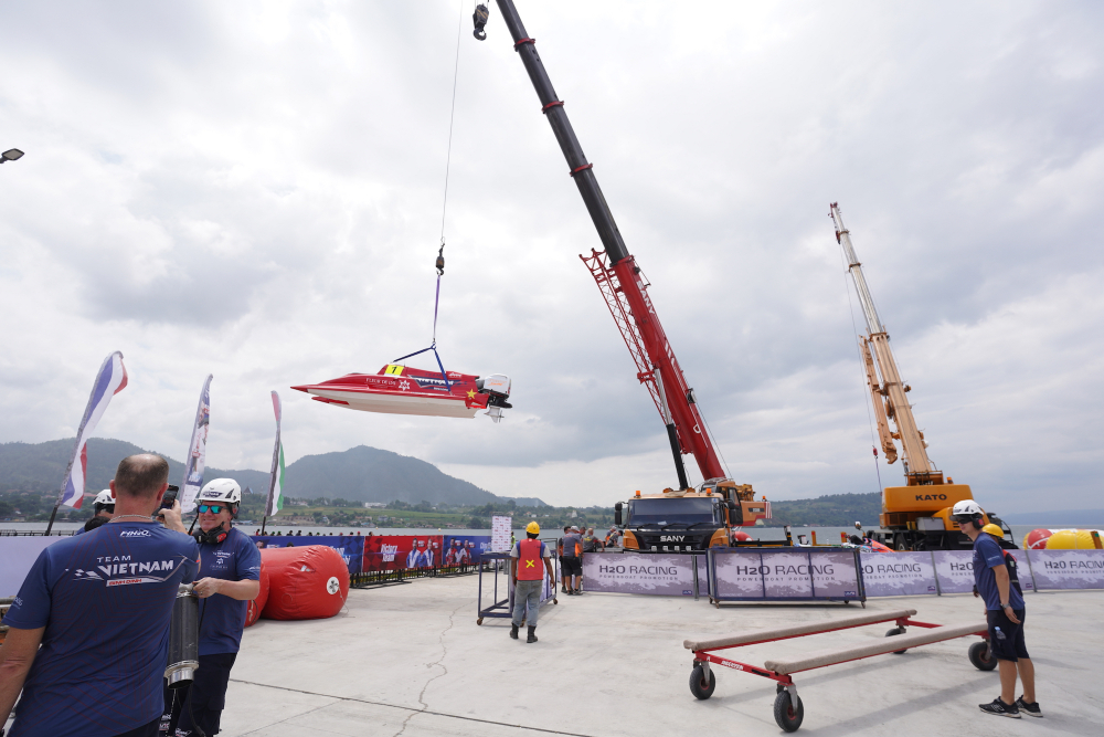 Chiếc thuyền máy được hạ thủy tại hồ nước ngọt lớn nhất thế giới Toba – Indonesia để tranh tài chặng đua đầu tiên UIM F1H2O - Grand Prix of Indonesia. Đây cũng là chặng đầu đội Bình Định – Việt Nam ra quân 