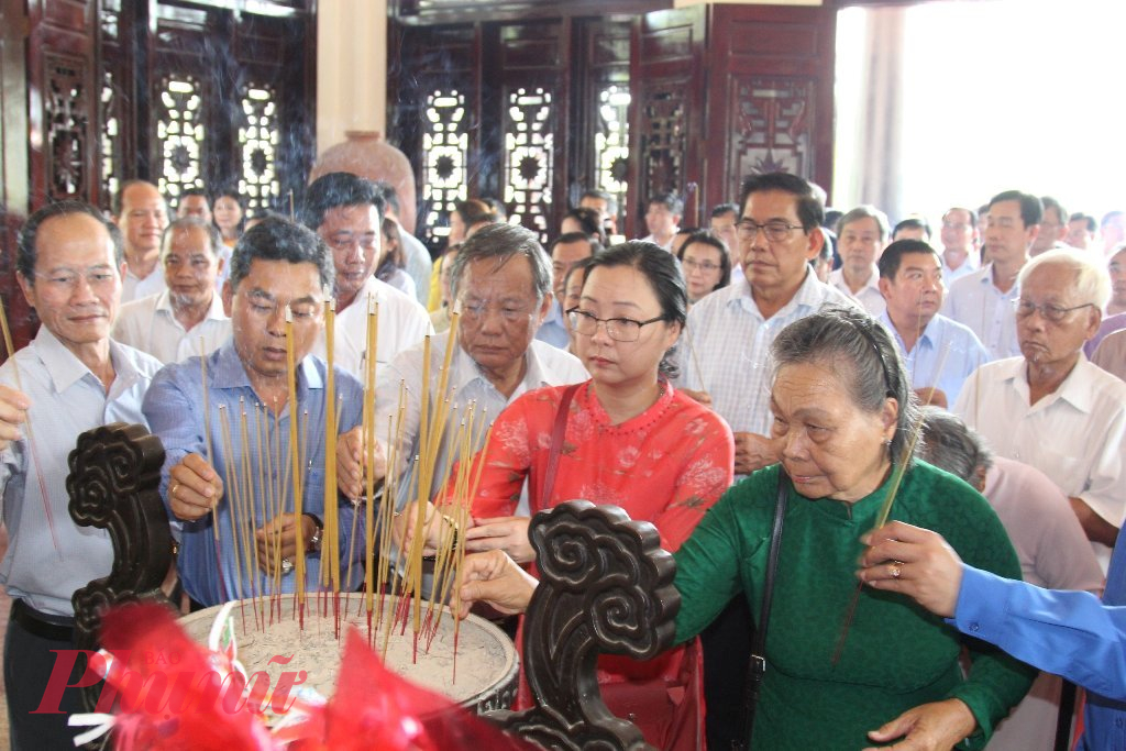 Phó Chủ tịch UBND tỉnh Vĩnh Long Nguyễn Thị Quyên Thanh cùng đại biểu dâng hương Chủ tịch Hội đồng Bộ trưởng Phạm Hùng