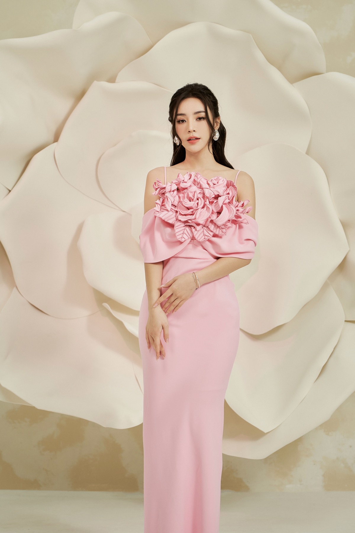 Vẫn chọn gam màu hồng pastel để xuống phố mùa xuân, tuy nhiên thiết kế váy 2 dây kèm họa tiết hoa 3D đính kết tạo điểm nhấn cho thiết kế góp phần ''nâng tầm'' diện mạo cho nữ diễn viên.