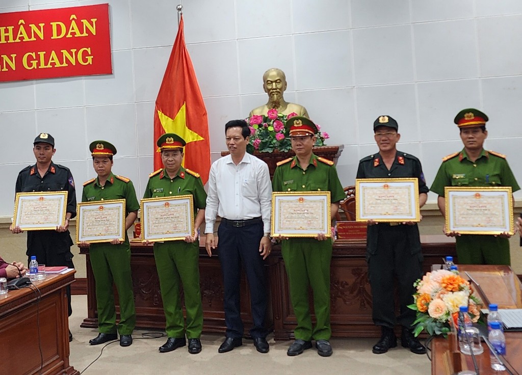 Phó chủ tịch UBND tỉnh Tiền Giang Nguyễn Thành Diệu trao Bằng khen tặng các tập thể, cá nhân có thành tích xuất sắc trong vụ giải cứu các bé