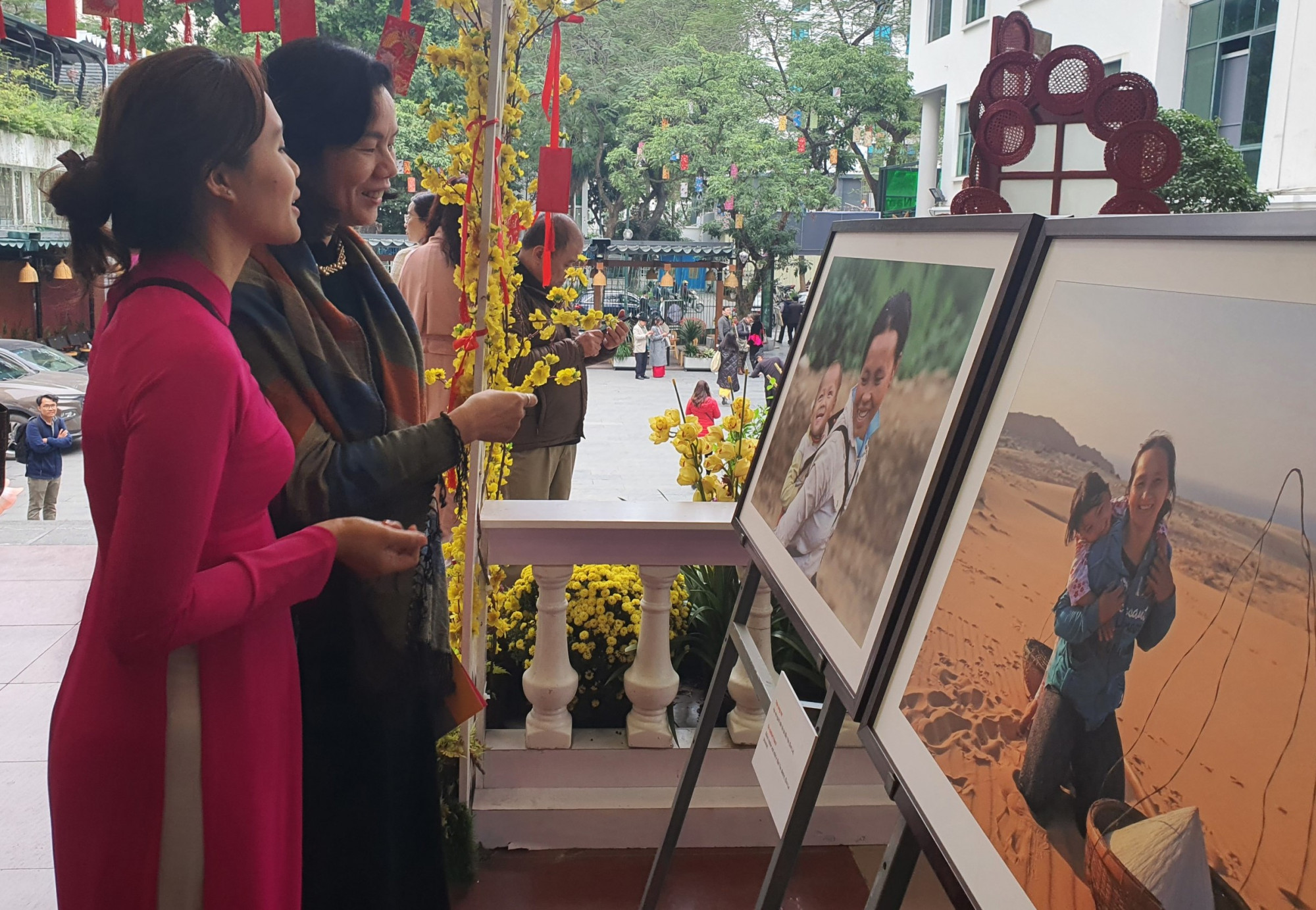 Phó Chủ tịch Hội Liên hiệp Phụ nữ Việt Nam Nguyễn Thị Minh Hương ấn tượng mạnh với những bức ảnh sâu đậm tình mẫu tử tại triển lãm ảnh