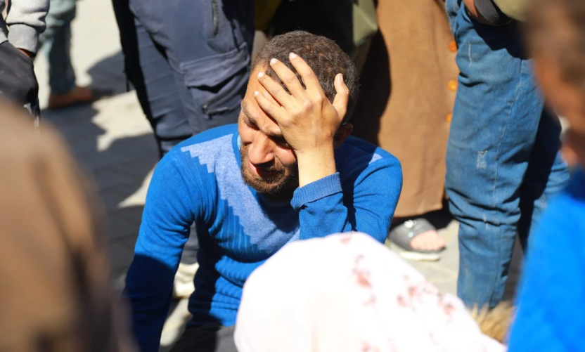Một người đàn ông khóc tại Bệnh viện Al-Shifa ở thành phố Gaza sau khi lực lượng Israel nổ súng vào đám đông người Palestine đang chờ viện trợ hôm thứ Năm, khiến 104 người thiệt mạng và hơn 760 người bị thương, các quan chức Palestine cho biết. Ảnh: Tân Hoa Xã