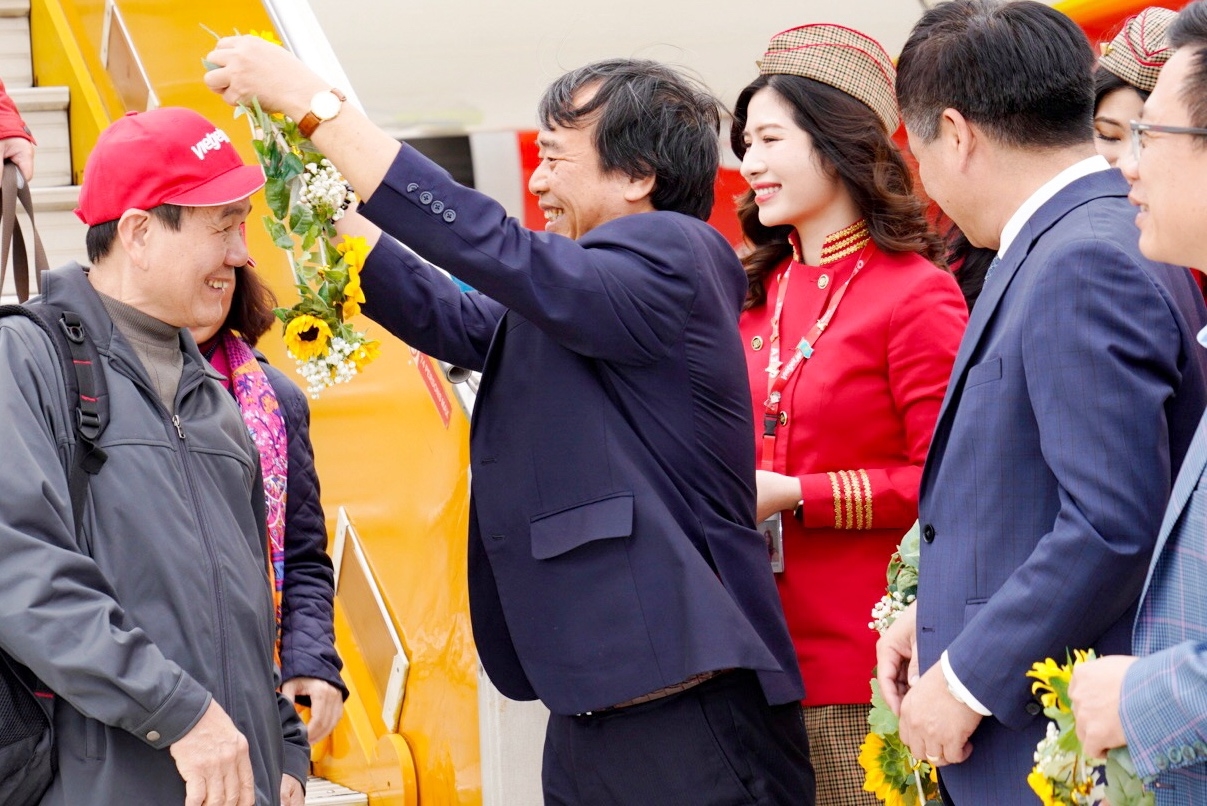 Phó tổng giám đốc Vietjet Nguyễn Đức Thịnh tặng hoa hành khách tại Điện Biên - Ảnh: Vietjet