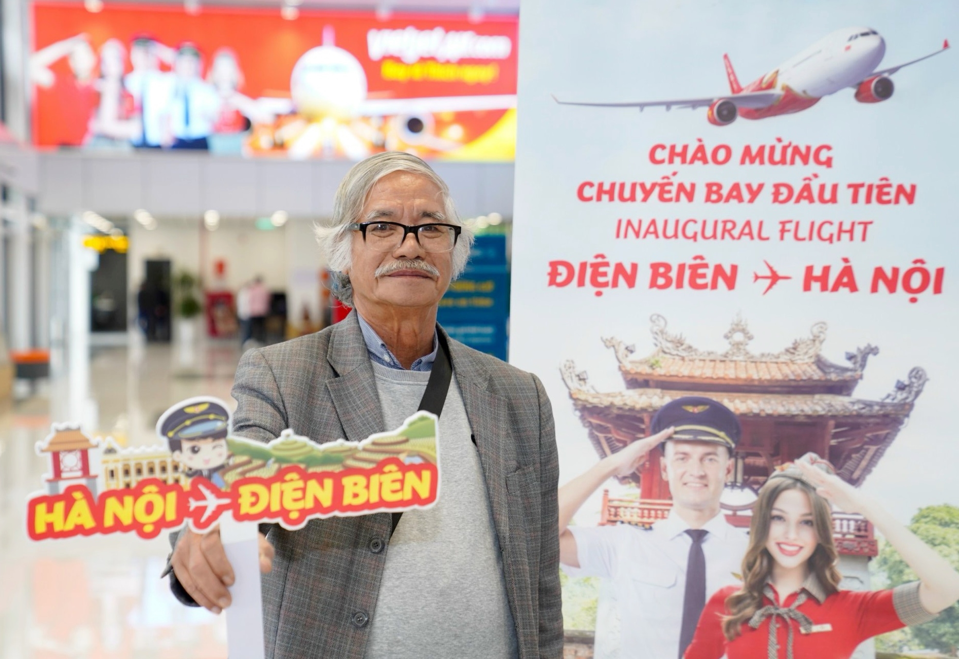 Hành khách vui mừng, háo hức trải nghiệm hành trình bay giữa Hà Nội và Điện Biên của Vietjet - Ảnh: Vietjet
