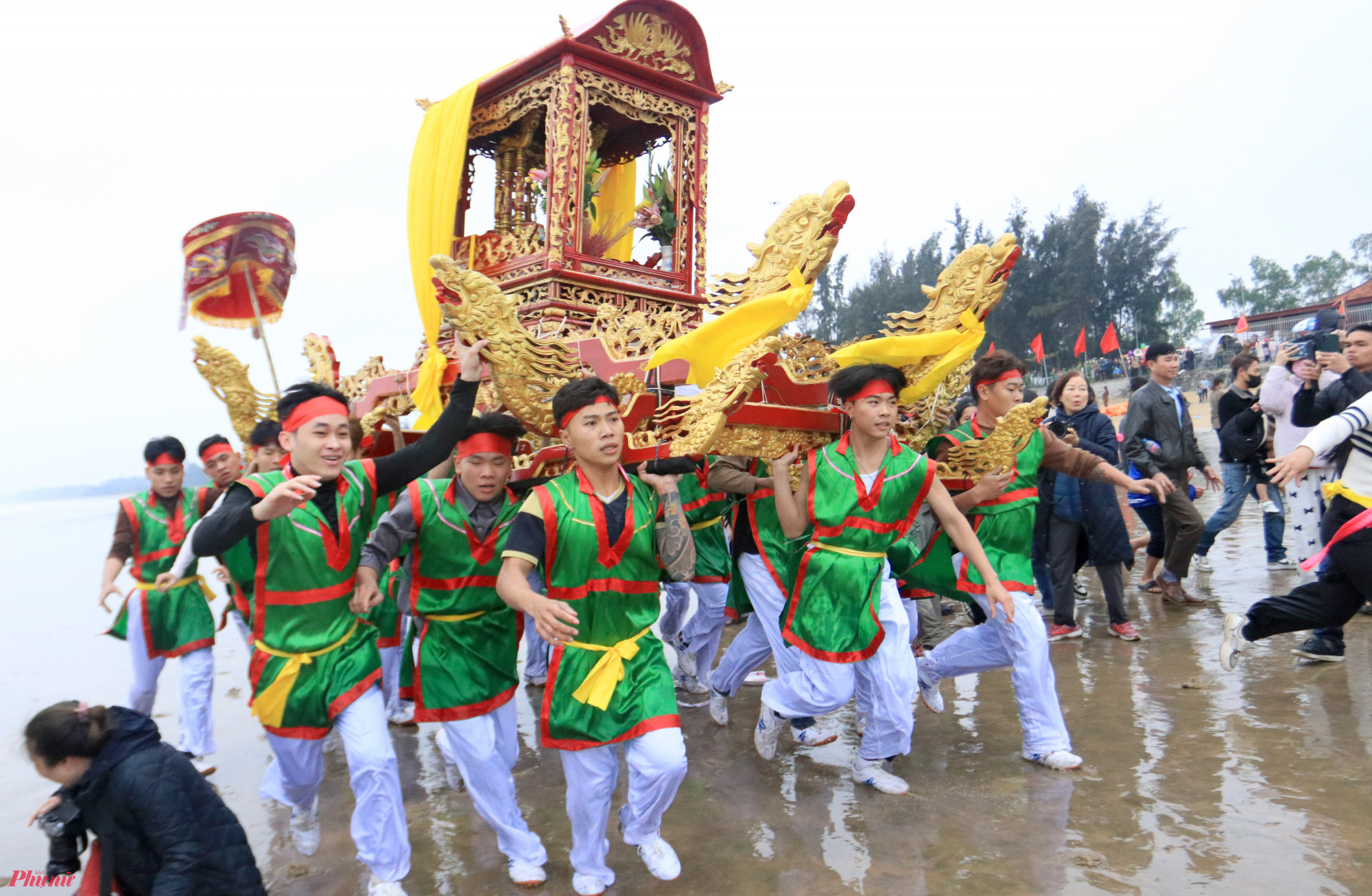 Những chiếc kiệu được trai làng “rước chạy” dọc bãi biển, vừa chạy họ vừa hô to những câu hò, vè, đồng dao. 