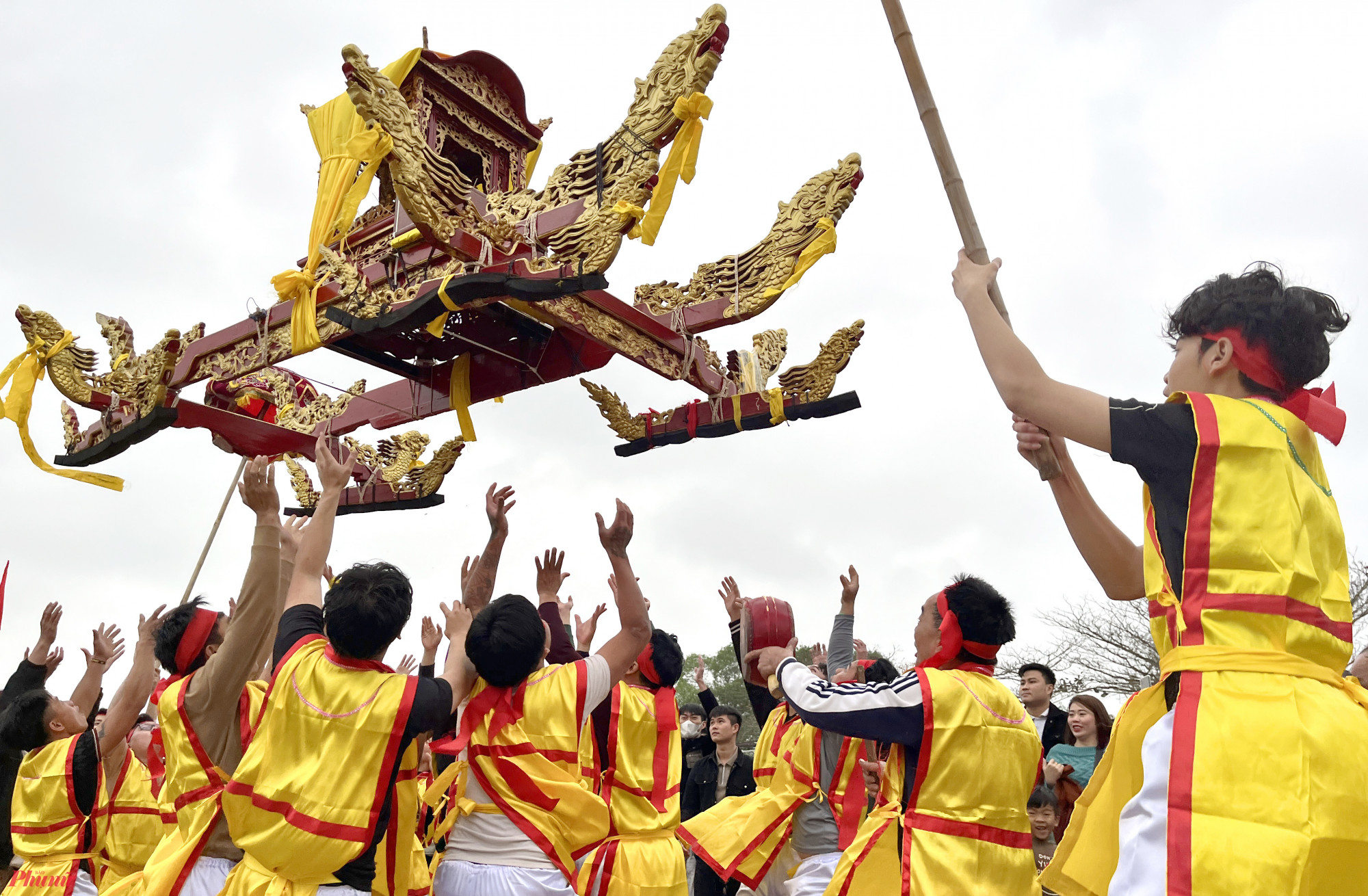 Cứ chạy một đoạn, trai làng lại vê kiệu lên cao. Chiếc kiệu được trai làng biển tung lên không trung rồi hứng lấy. Kiệu được hất lên cao bao nhiêu, người dân vây quanh càng reo hò, vui mừng bấy nhiêu.