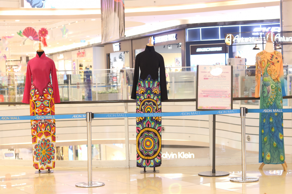 Các mẫu áo dài được đặt tại sảnh lầu 1 của Trung tâm thương mại Aeon Mall Bình Tân. 