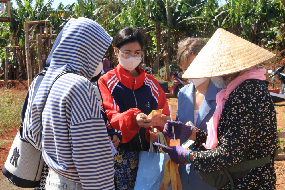 Ngay khi hoàn thiện, Thôn Hoa bắt đầu đón khách đến thăm quan từ mùng 2 Tết âm lịch năm 2024 và trở thành điểm dừng chân lý tưởng của hàng nghìn du khách trong thời gian gần đây. 