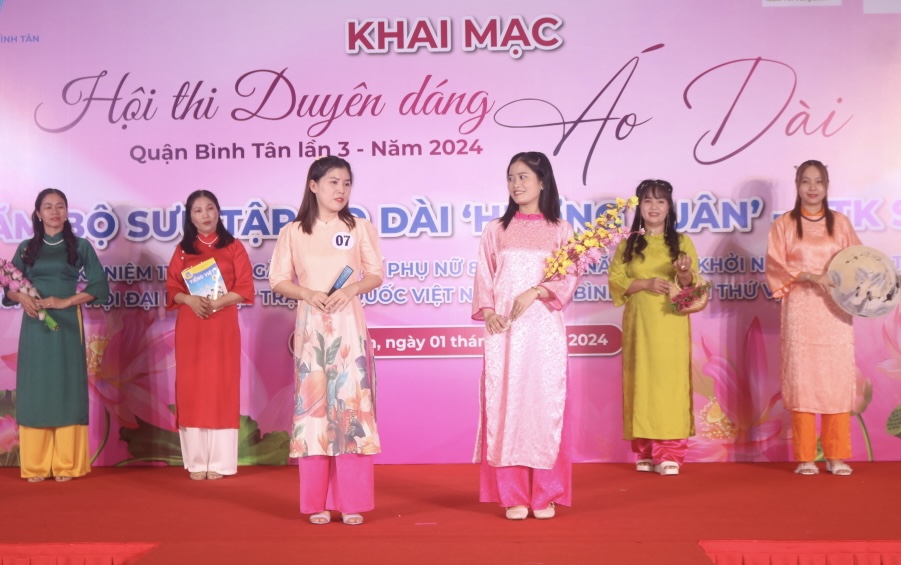 Các cô giáo mầm non ở quận Bình Tân mang đến hội thi những mẫu áo dài trẻ trung, năng động