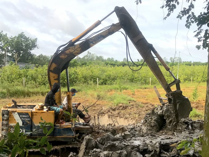 Một cảnh nạo vét kênh nội đồng ở huyện Châu Thành, tỉnh Trà Vinh