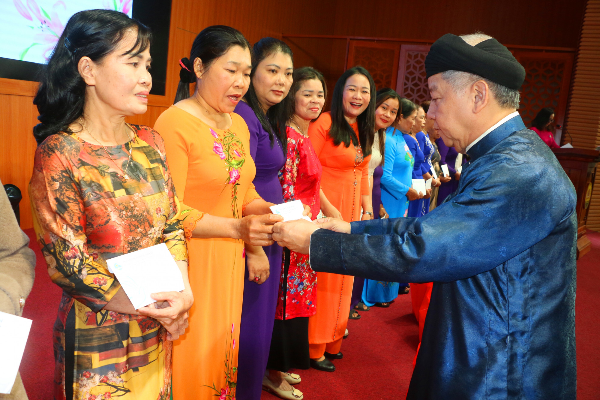 Ông Phan Ngọc Thọ- Phó Bí thư Thường trực tỉnh ủy tặng quà động viên chị em hội viên