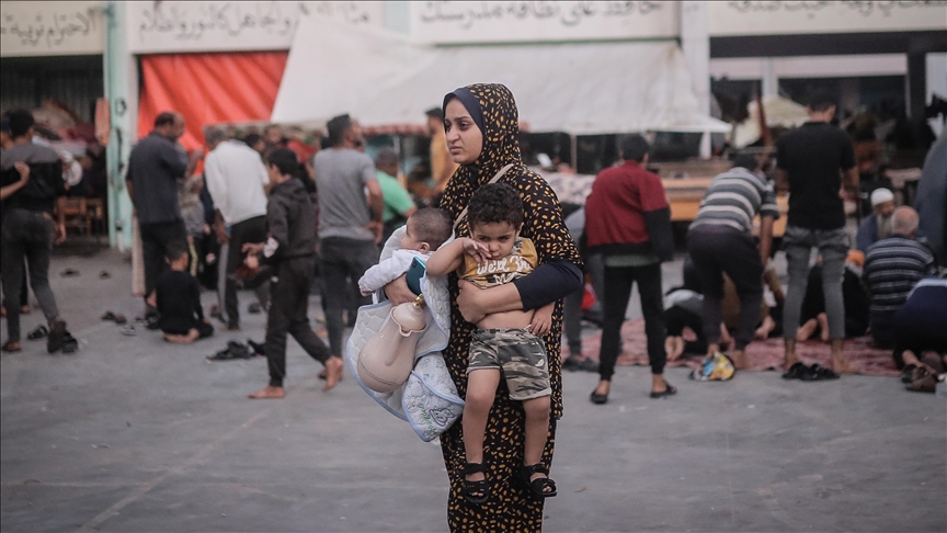 Phụ nữ Gaza tuyệt vọng khi liên tục phải chạy trốn và cố gắng tìm kiếm thức ăncho gia đình.