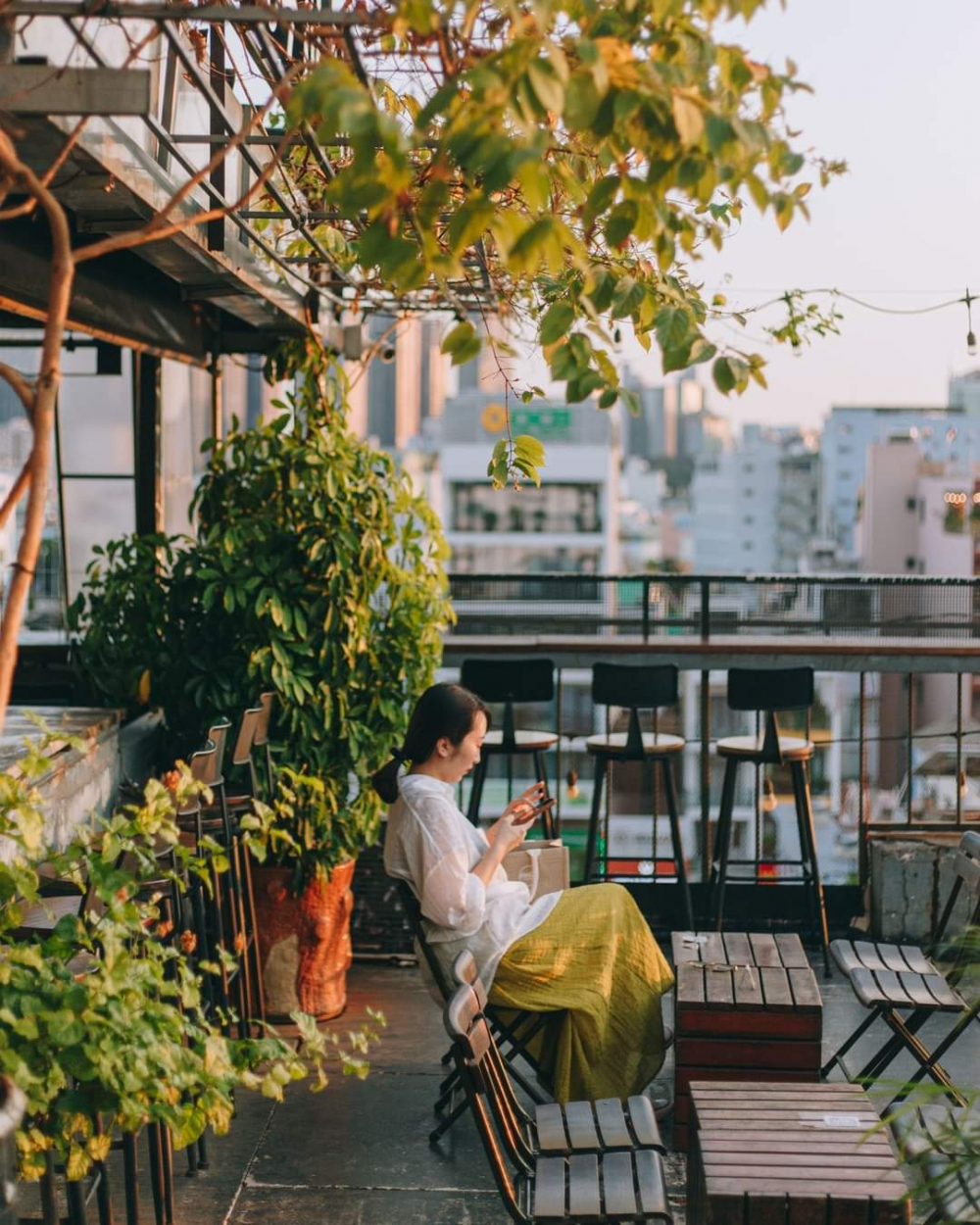 Chạng Vạng Rooftop (Trần Não) được thiết kế theo phong cách vintage, cổ điển với những gam màu trầm ấm như nâu của gỗ, xám của kệ, đen của bộ bàn ghế. Dù mang phong cách của một quán Bar nhưng đây lại là nơi có không gian yên tĩnh giúp bạn thư giãn sau ngày dài mệt mỏi.