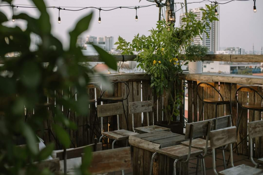 Nằm ở quận 2, Chênh Vênh là quán rooftop view Landmark 81 có thể nhìn thấy sông Sài Gòn thơ mộng, với lối trang trí mang phong cách hoài cổ với nội thất hoàn toàn bằng gỗ thông.