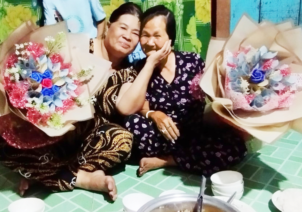 Con cháu mừng sinh nhật của bà Hợp (bên trái) thì bà Tiệm cũng có hoa, có quà