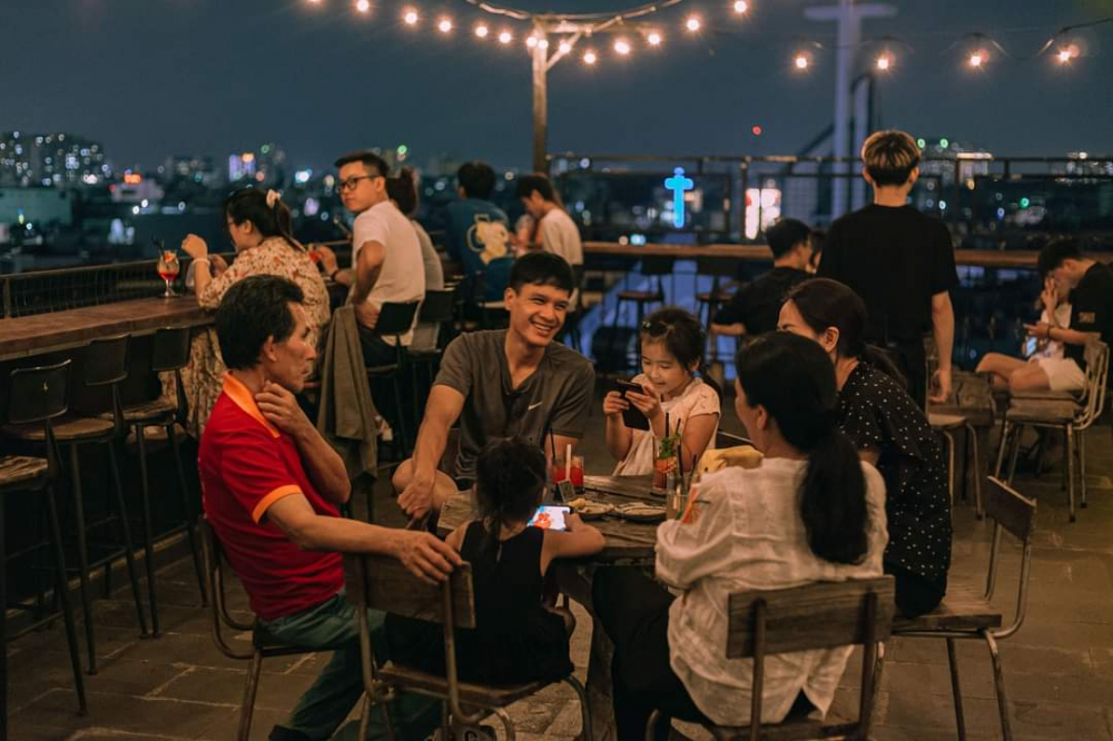 Chiếc rooftop Sài Gòn này sở hữu menu đa dạng, từ những món có cồn như bia, rượu trái cây, cocktail đến những đồ uống không cồn bao gồm nước trái cây, soda, yogurt đủ vị và cả những món ăn nhẹ