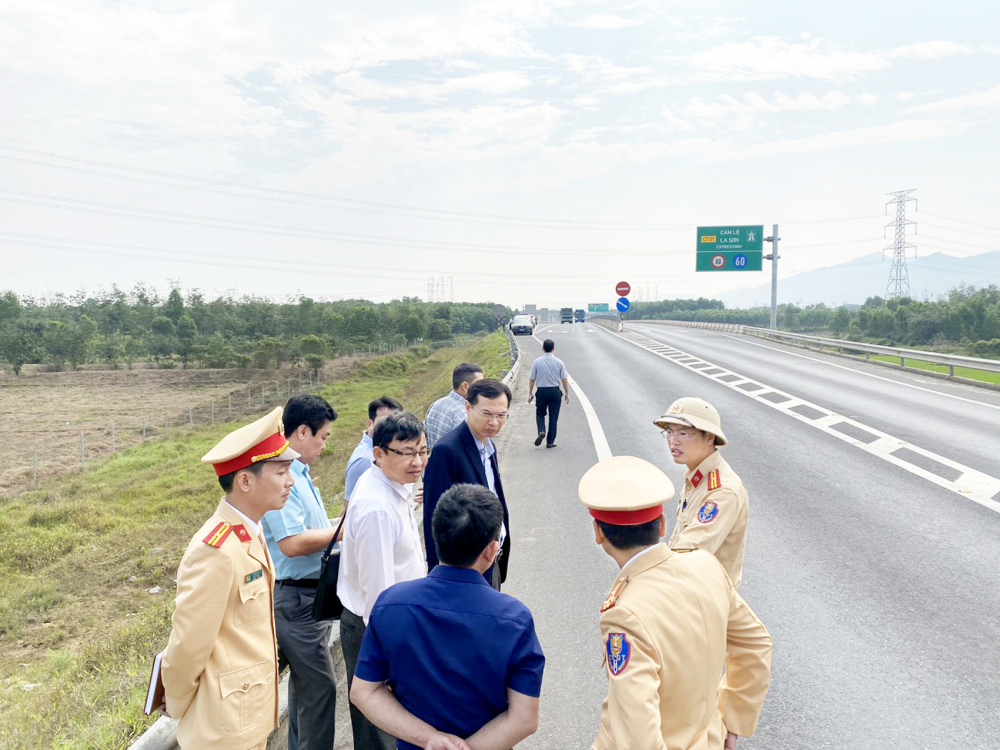 Đoàn công tác của Ủy ban An toàn giao thông quốc gia kiểm tra nơi xảy ra vụ tai nạn trên đường cao tốc Cam Lộ - La Sơn ngày 18/2 - ẢNH: THUẬN HÓA 