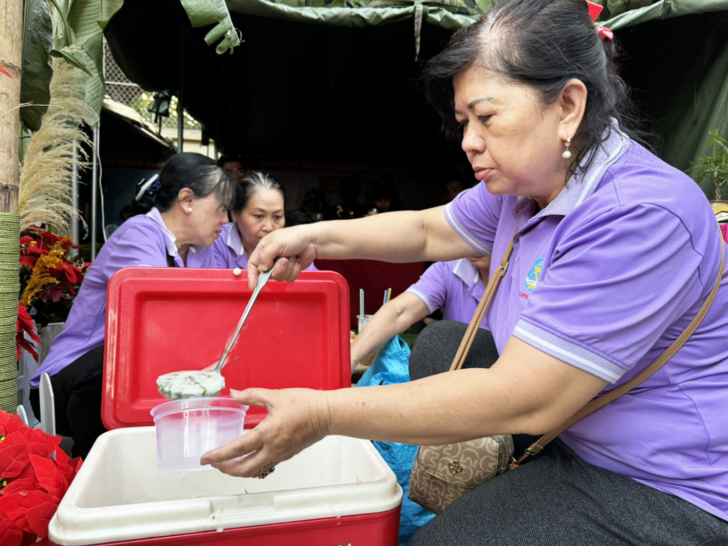 Bà Trần Thị Thu Hồng hạnh phúc khi góp sức phục vụ bữa cơm cho tân binh trong ngày hội tòng quân