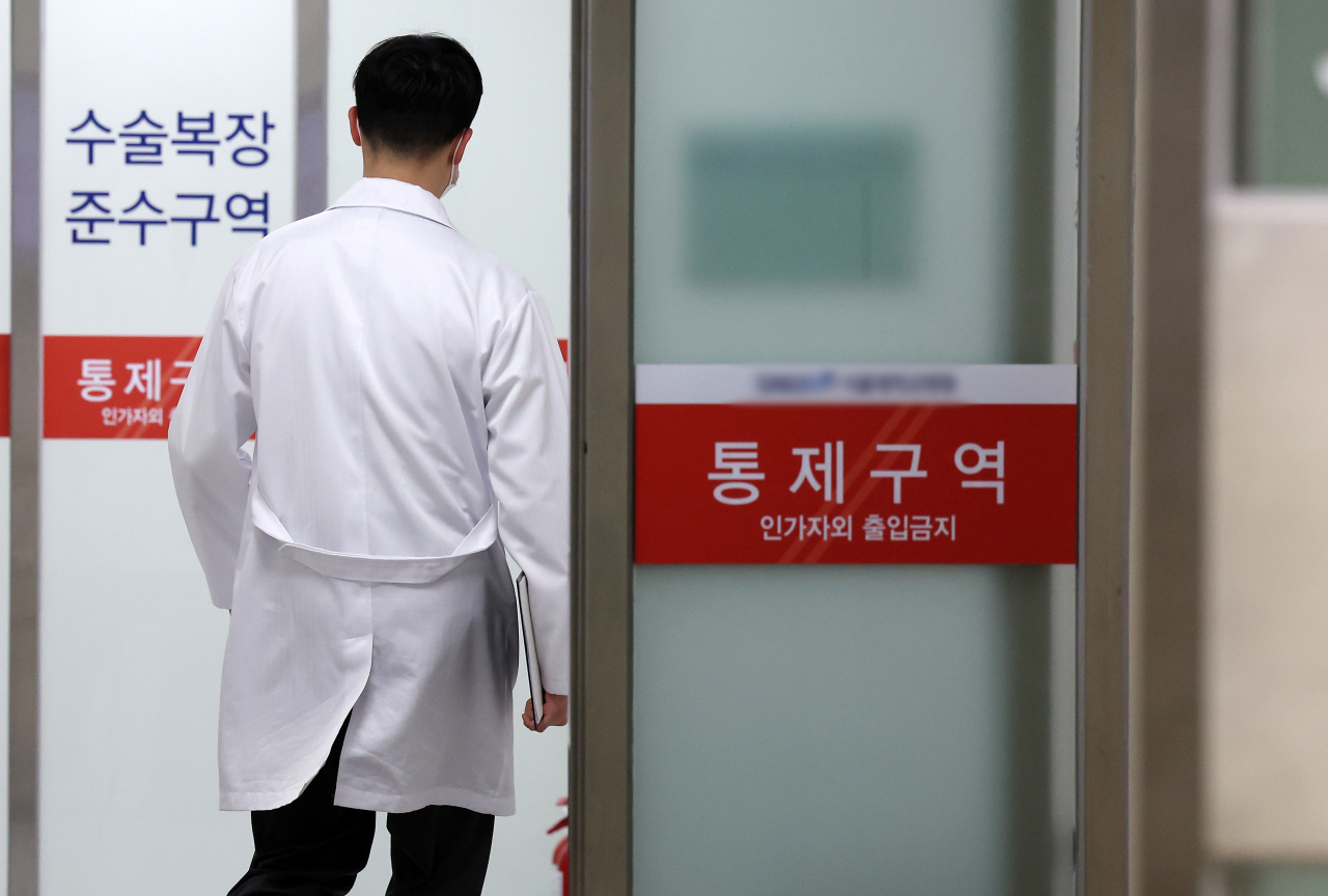 Một bác sĩ bước vào phòng phẫu thuật tại một trong những bệnh viện lớn ở Seoul vào ngày 27/2 - Ảnh: Newsis