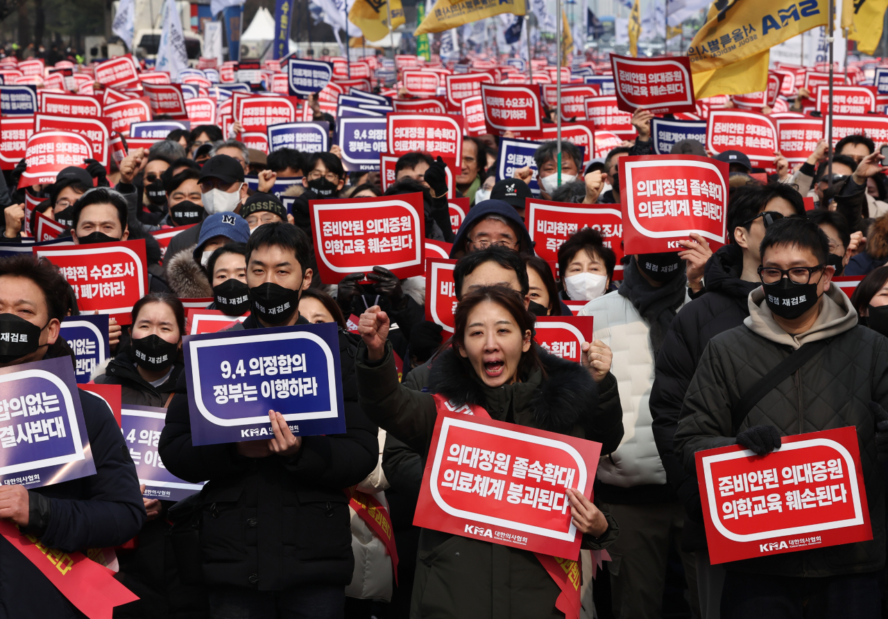 Các bác sĩ tham gia một cuộc biểu tình rầm rộ để phản đối quyết định của chính phủ nhằm tăng chỉ tiêu tuyển sinh trường y vào năm 2025, tại Công viên Yeouido Hangang vào ngày 3/3 - Ảnh: Yonhap