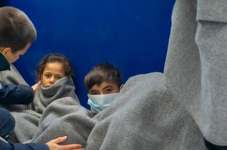 Một trong những cô con gái của Rania được an ủi trong giá lạnh [Nora Adin Fares/Al Jazeera]