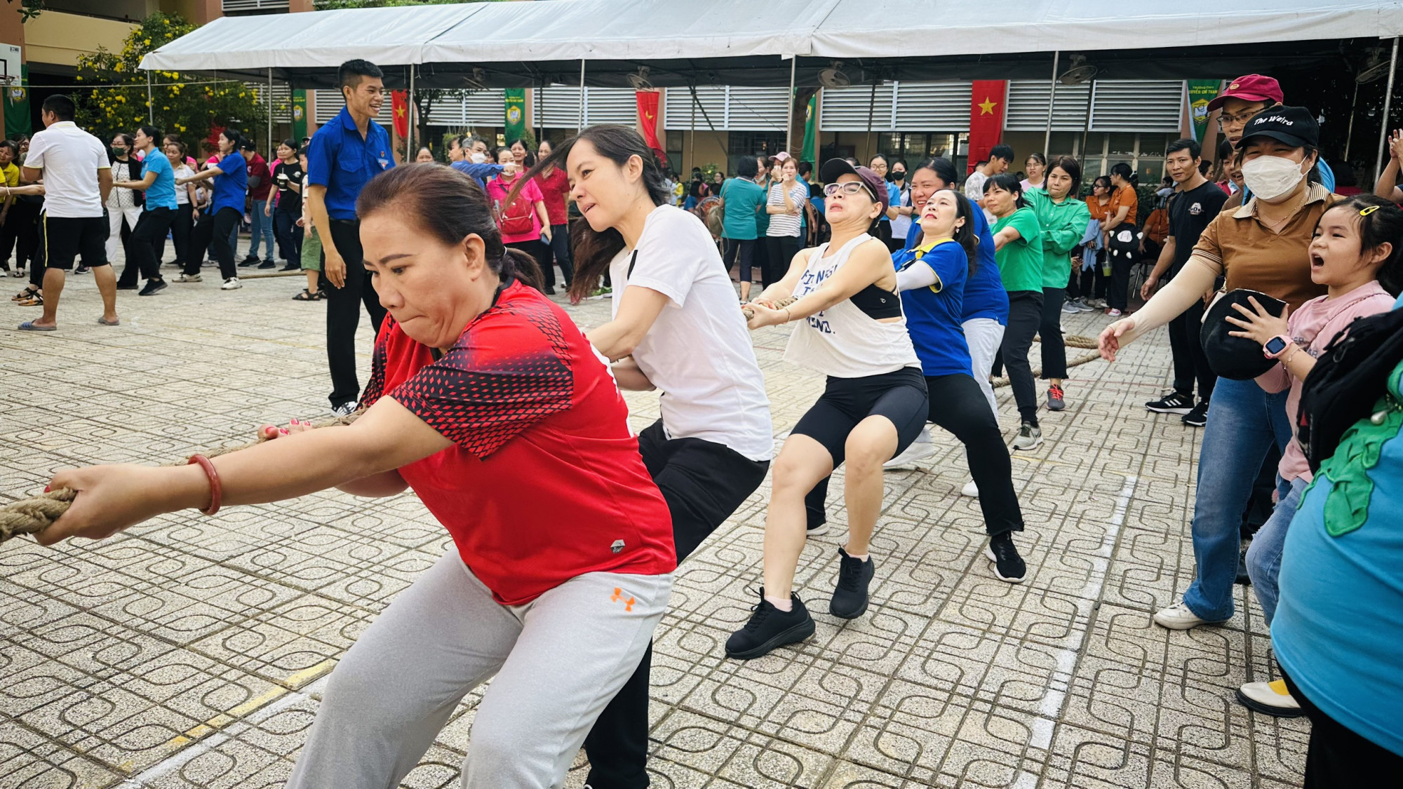 Nữ công nhân, viên chức, lao động quận Tân Bình tranh tài ở nội dung kéo co.