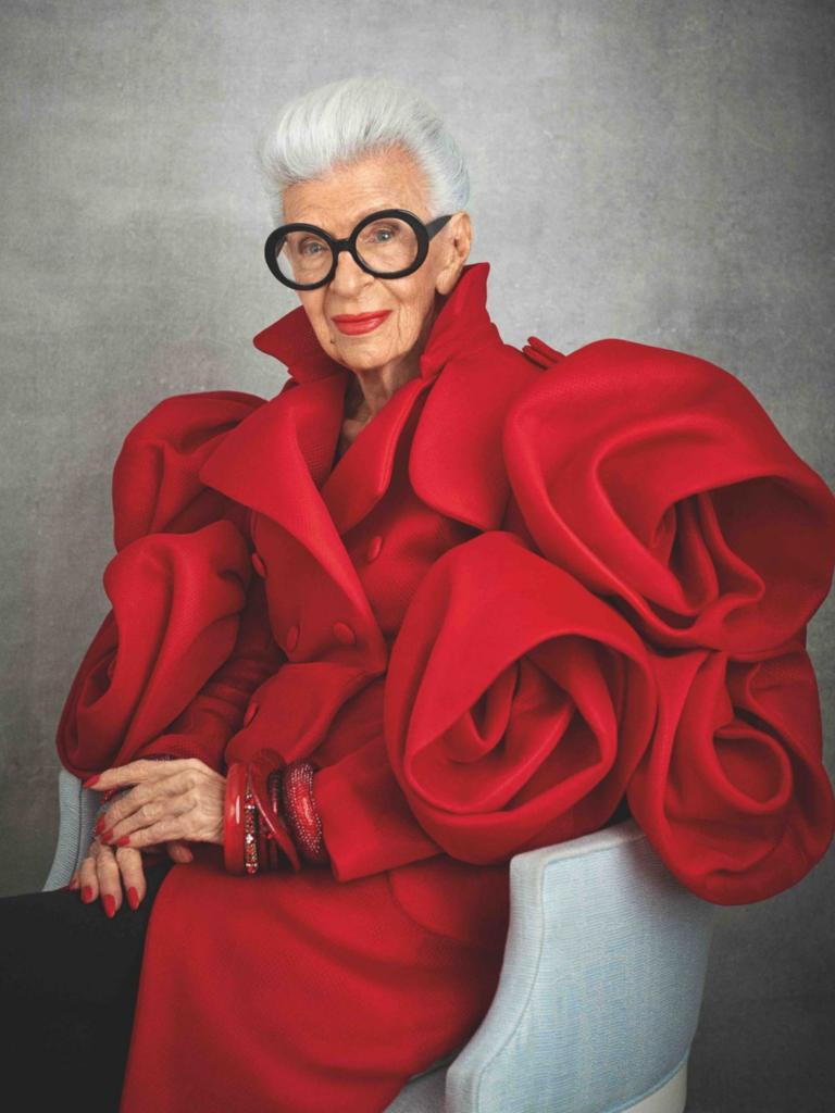 Biểu tượng thời trang 102 tuổi cho rằng lớn tuổi cần ăn mặc những màu sắc tối.