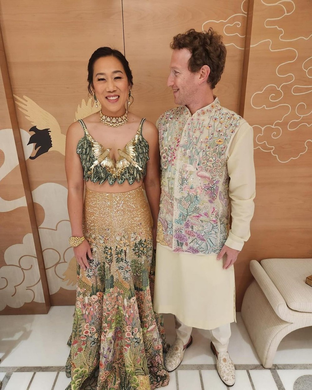 Ở một không gian tiệc cưới khác, Zuckerberg và vợ đều diện bộ trang phục của nhà thiết kế Ấn Độ Rahul Mishra. Priscilla Chan khoác lên mình thiết kế 2 mảnh được trang trí theo chủ đề thiên nhiên, có giá 18.799 USD (khoảng 452 triệu đồng). Trang phục của Zuckerberg được mô phỏng theo chủ đề động vật hoang dã với hoa, tán lá, có giá hơn 7.000 USD (khoảng 170 triệu đồng).