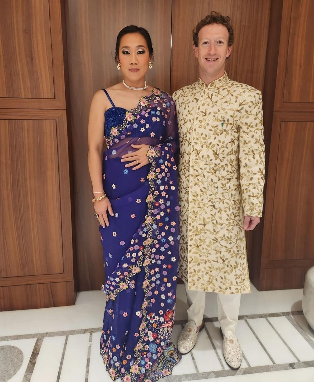 Bà xã Priscilla Chan diện áo sari truyền thống của phụ nữ Ấn Độ, ông trùm Zuckerberg mặc bộ đồ màu be, họa tiết hoa lá tạo nên hình ảnh ăn ý khi dự cưới cùng