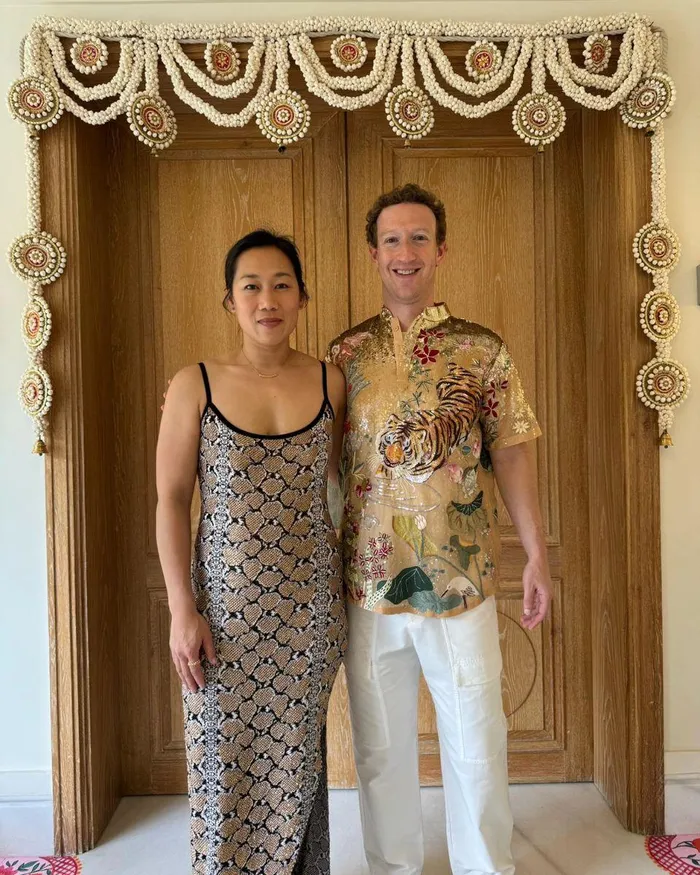 Trong ngày tiếp theo của lễ cưới, cả hai được khen khi diện trang phục trẻ trung, mang nét đẹp phương Đông, áo của Mark Zuckerberg được thiết kế với sắc màu vàng nổi bật, họa tiết hoa sen, hổ. Bà xã ông chủ Facebook chọn váy 2 dây hoạ tiết da báo thời thượng.