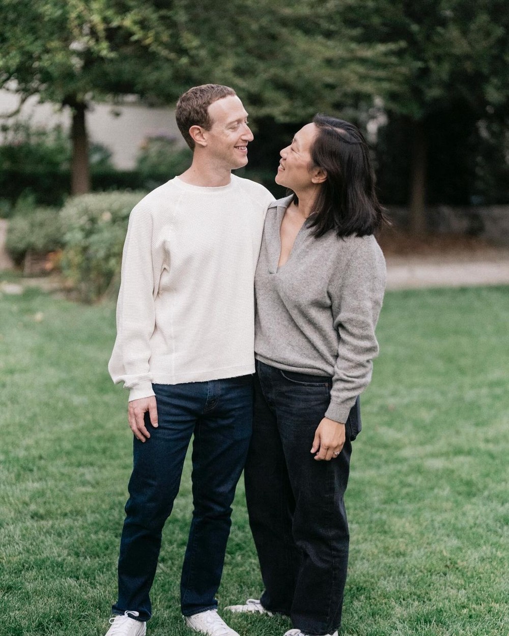Vợ chồng Mark Zuckerberg quen nhau từ 2003, kết hôn vào năm 2012. Bà xã Priscilla Chan là người khiêm tốn, sống giản dị, luôn đứng sau thành công của chồng, tạo nên một trong những mối tình đẹp nhất Thung lũng Silicon và trong giới công nghệ. Ở đời thường, Chan và Mark cũng đều chọn trang phục đồng điệu như cách để thể hiện tình cảm dành cho nhau.