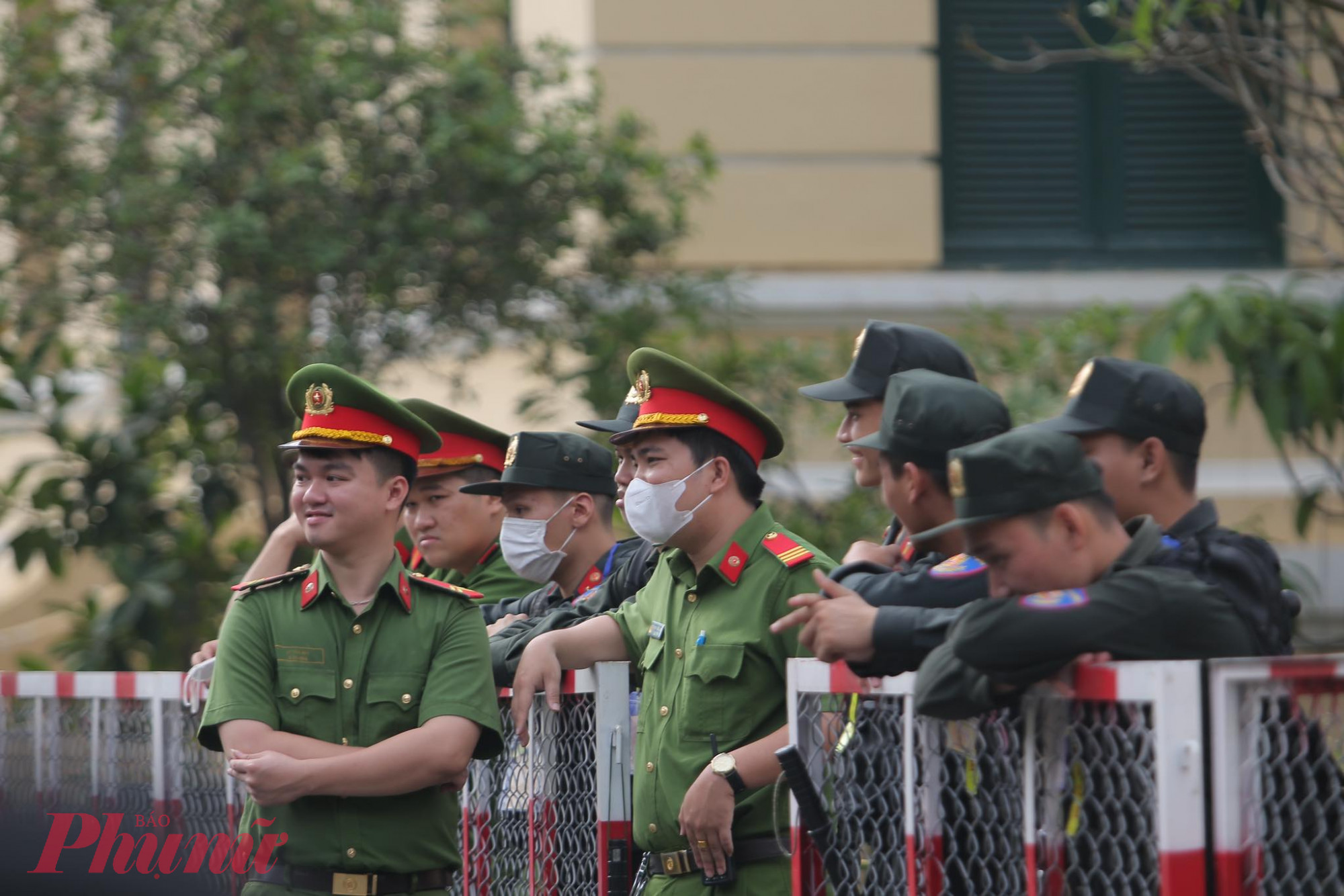 Công tác an ninh cũng được nâng lên mức cao, hàng trăm cảnh sát được huy động để bảo vệ phiên tòa.