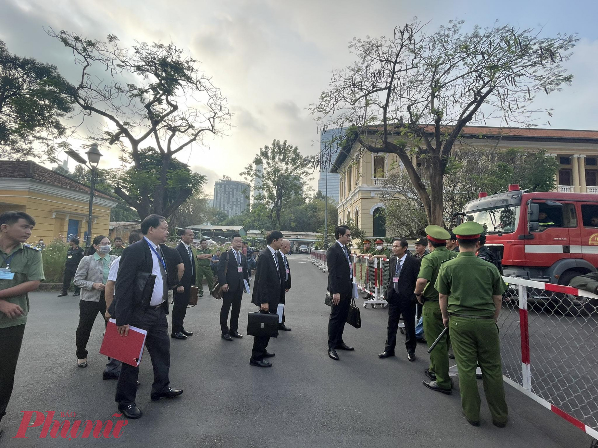 Trong khu vực sân tòa, các luật sư có nhiệm vụ liên quan phải xếp hàng chờ đợi để làm thủ tục vào bên trong.